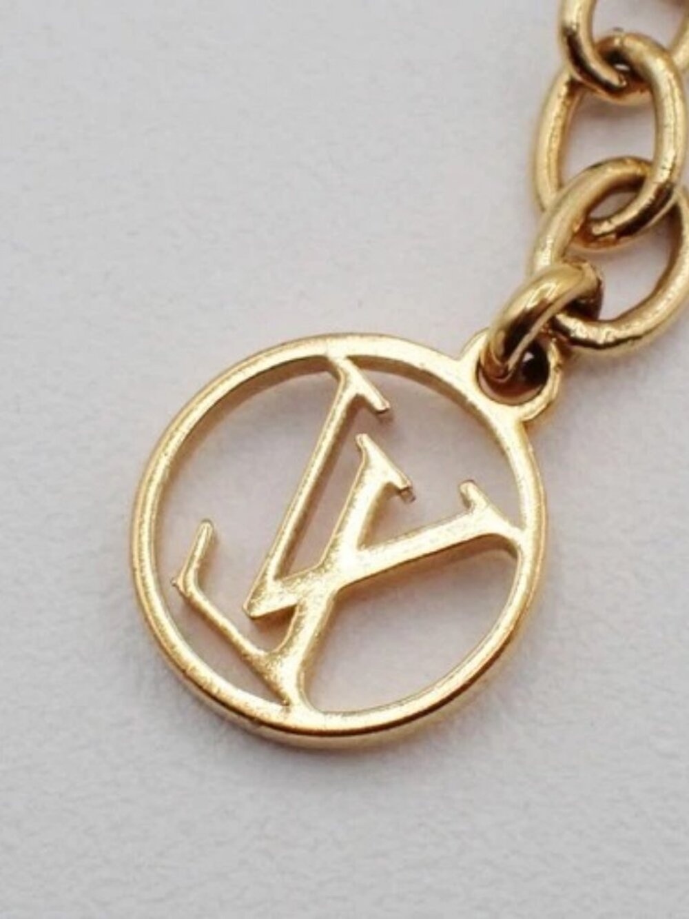 LOUIS VUITTON LV Logo Essential V Bracelet Gold-Plated Italy M61084 36RL847 - Picture 12 of 13